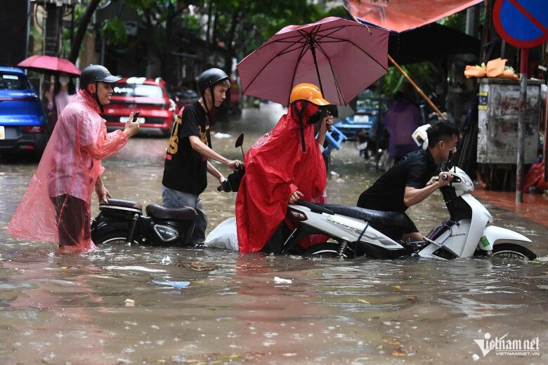 Ngập sâu 69 điểm khiến Hà Nội lại amp;#34;thất thủamp;#34;, xe chết máy la liệt trên các phố - 6