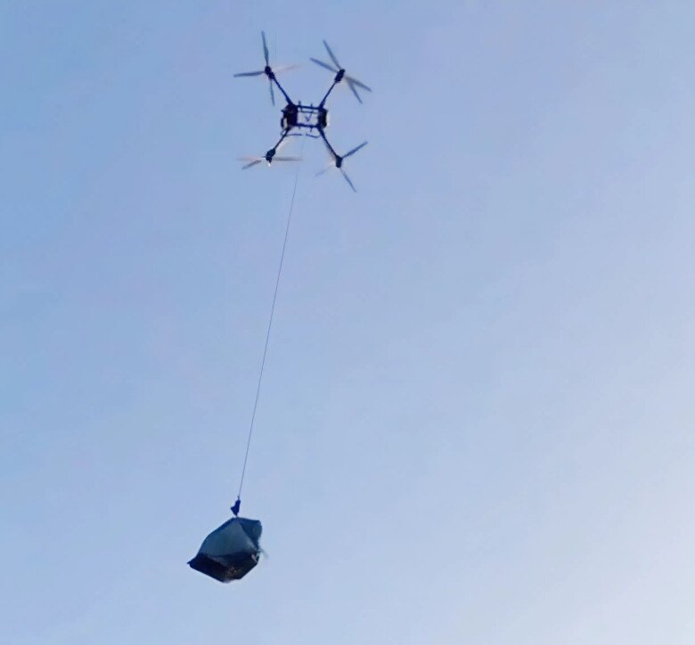 2 drone của Phát sạc pin liên tục để cứu trợ được nhiều nhất có thể.