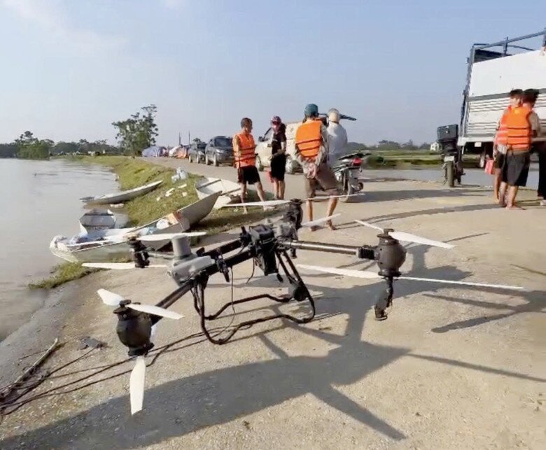 Phát đang di chuyển đến các điểm nóng khác của đợt lũ ở Sóc Sơn và Bắc Ninh, với hy vọng có thể hỗ trợ được thêm nhiều hộ dân hơn nữa.