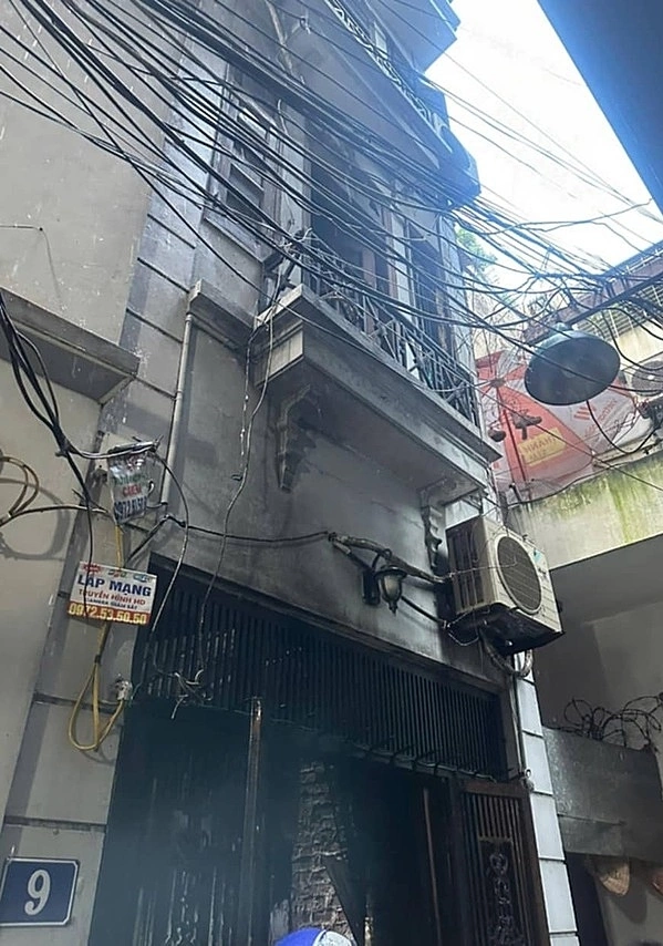 Ngôi nhà cháy nằm sâu trong ngách, mặt ngách rộng chưa tới 2 m. Ảnh: Công an cung cấp