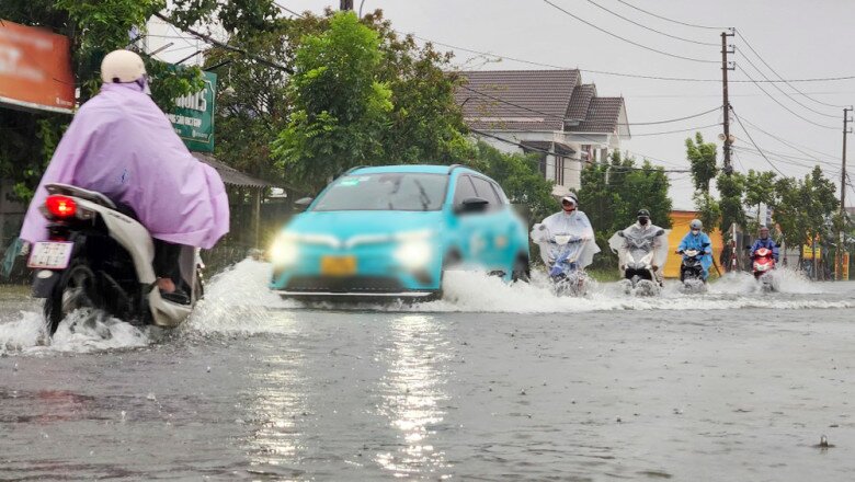 Quốc lộ 49 ngập trong nước lũ, phương tiện giao thông đi lại khó khăn. Ảnh: NGUYỄN DO