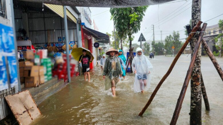 Vào thời điểm thủy triều dâng cao, gây ngập quốc lộ 49 khiến nhiều phương tiện chết máy. Ảnh: NGUYỄN DO