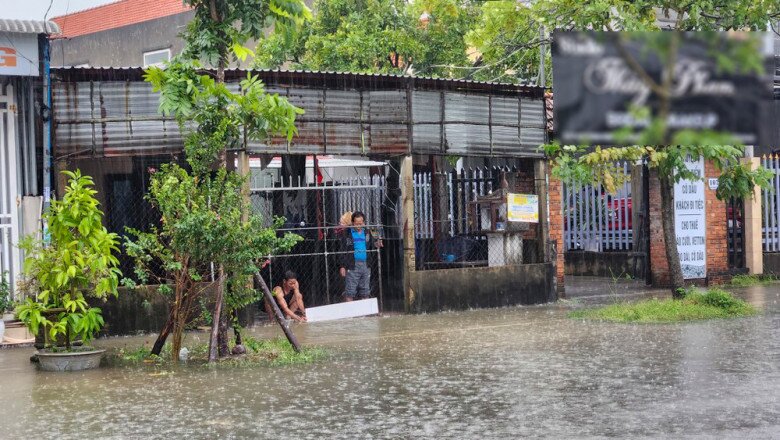 Người dân sử dụng các vật dụng chặn nước tràn vào nhà. Ảnh: NGUYỄN DO