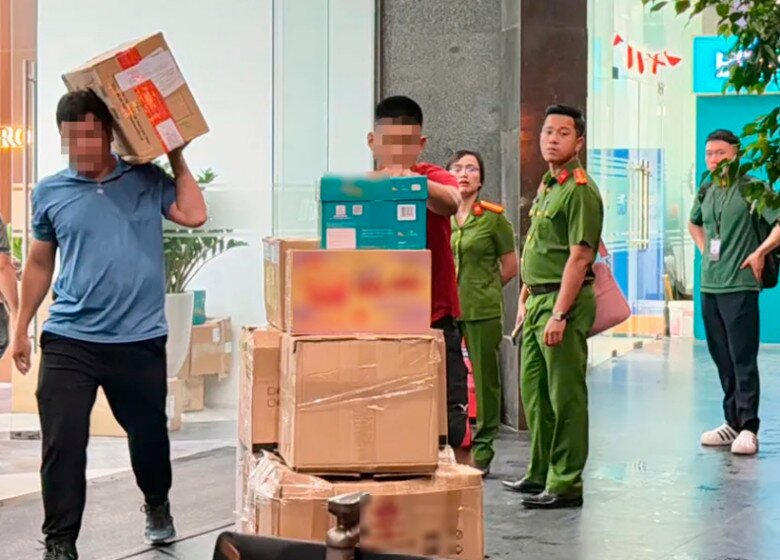 Nhiều thùng tài liệu từ trụ sở công ty của Shark Bình.