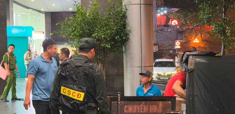 Xe tải được huy động đến chở tài liệu.