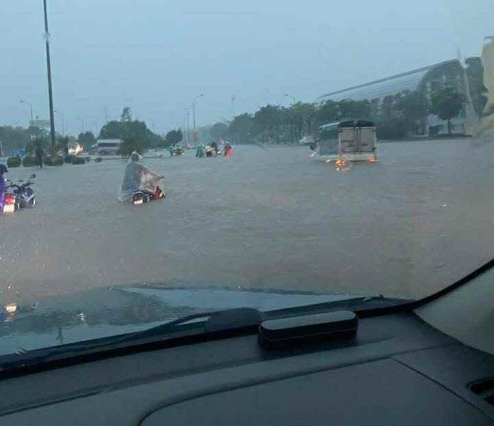 Ngập sâu 69 điểm khiến Hà Nội lại amp;#34;thất thủamp;#34;, xe chết máy la liệt trên các phố - 39