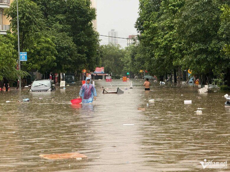 Ngập sâu 69 điểm khiến Hà Nội lại amp;#34;thất thủamp;#34;, xe chết máy la liệt trên các phố - 20