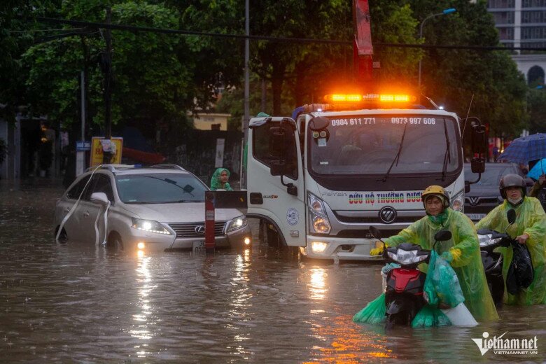 Ngập sâu 69 điểm khiến Hà Nội lại amp;#34;thất thủamp;#34;, xe chết máy la liệt trên các phố - 7