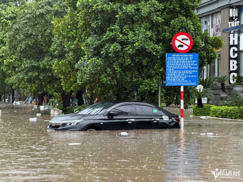 Ngập sâu 69 điểm khiến Hà Nội lại amp;#34;thất thủamp;#34;, xe chết máy la liệt trên các phố - 21