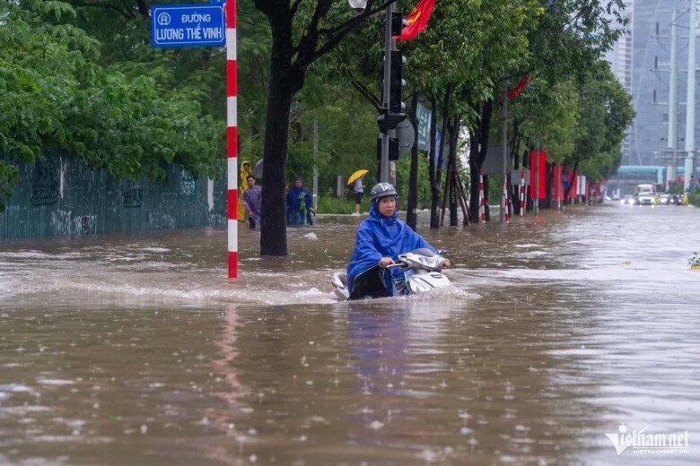 Ngập sâu 69 điểm khiến Hà Nội lại amp;#34;thất thủamp;#34;, xe chết máy la liệt trên các phố - 8