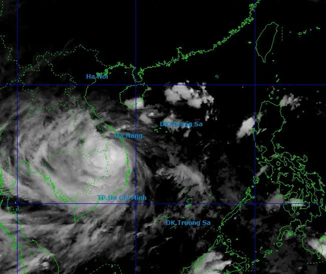 Đến 22 giờ, cường độ bão chỉ còn cấp 9-10 (75-102km/h), giật cấp 12. Ảnh: AH
