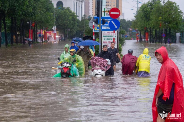 Ngập sâu 69 điểm khiến Hà Nội lại amp;#34;thất thủamp;#34;, xe chết máy la liệt trên các phố - 9