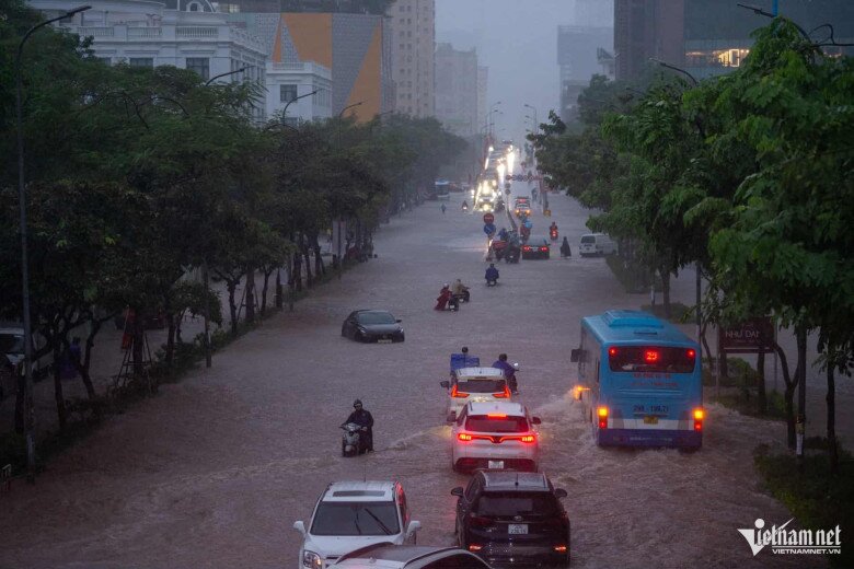 Ngập sâu 69 điểm khiến Hà Nội lại amp;#34;thất thủamp;#34;, xe chết máy la liệt trên các phố - 22