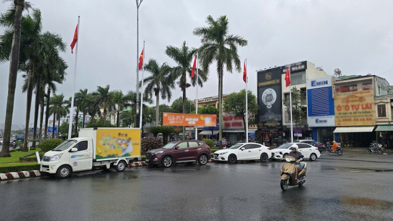 Đà Nẵng: Gõ cửa từng nhà, giúp người dân kê cao đồ đạc trước giờ bão số 12 đổ bộ - 12