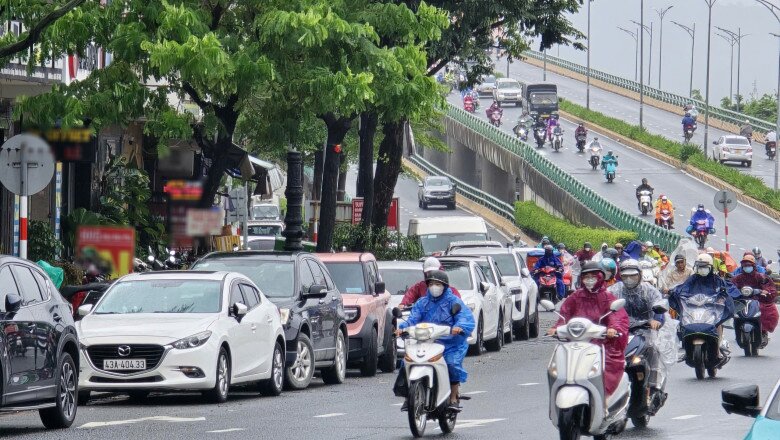 Người dân di chuyển ô tô đến khu vực cao. Ảnh: THANH NHẬT