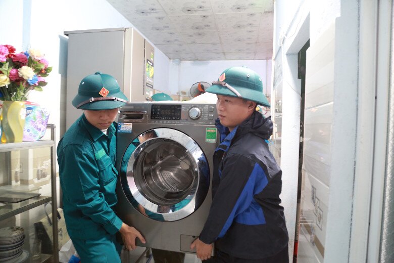 Đà Nẵng: Gõ cửa từng nhà, giúp người dân kê cao đồ đạc trước giờ bão số 12 đổ bộ - 2