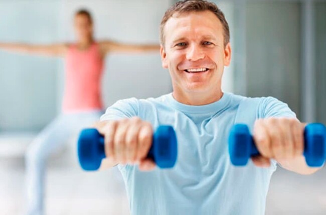 Tập thể dục đều đặn giúp nam giới luôn giữ được sự dẻo dai, xương chắc khoẻ - Ảnh: Shutterstock