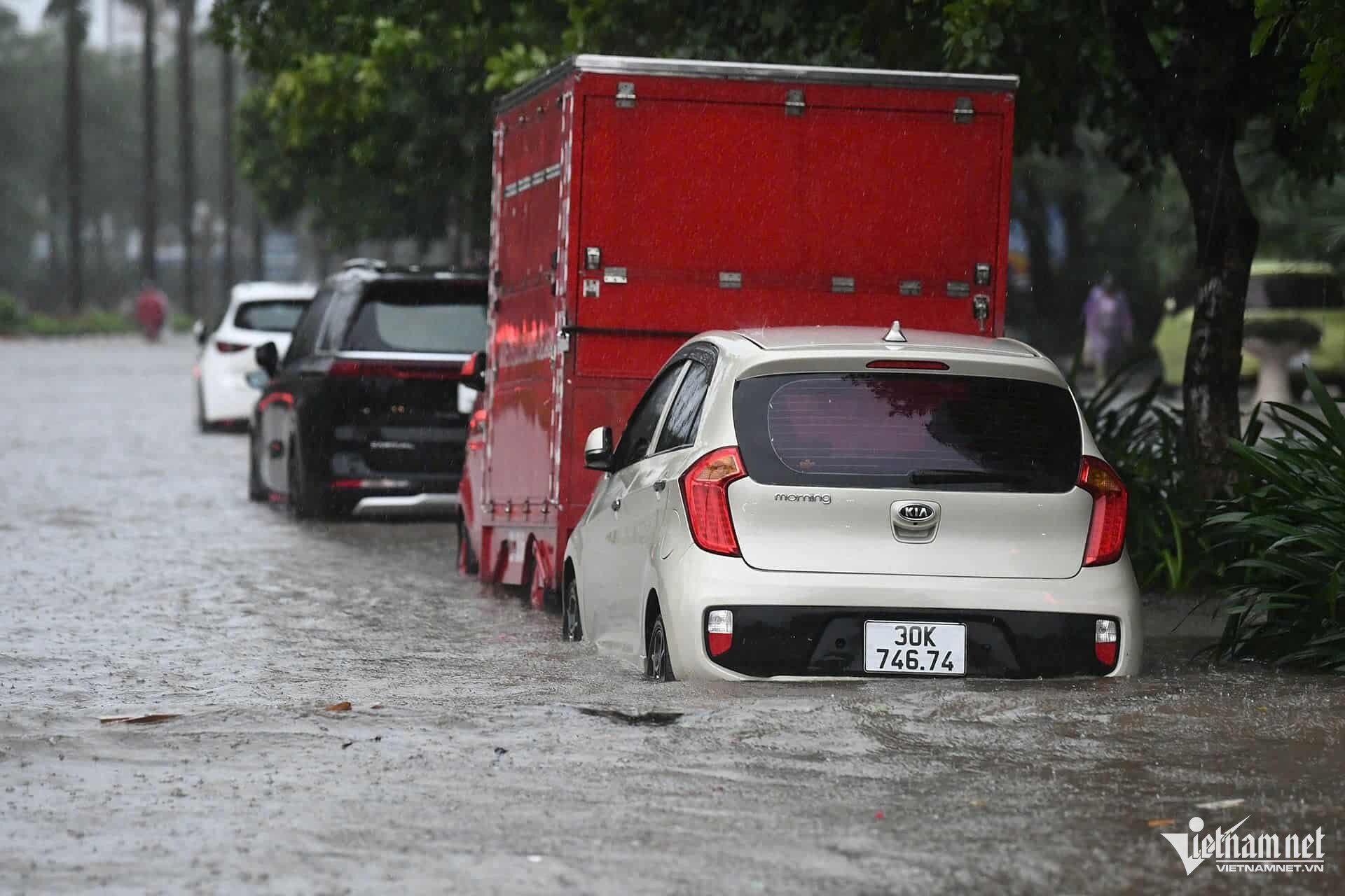 Ngập sâu 69 điểm khiến Hà Nội lại amp;#34;thất thủamp;#34;, xe chết máy la liệt trên các phố - 27