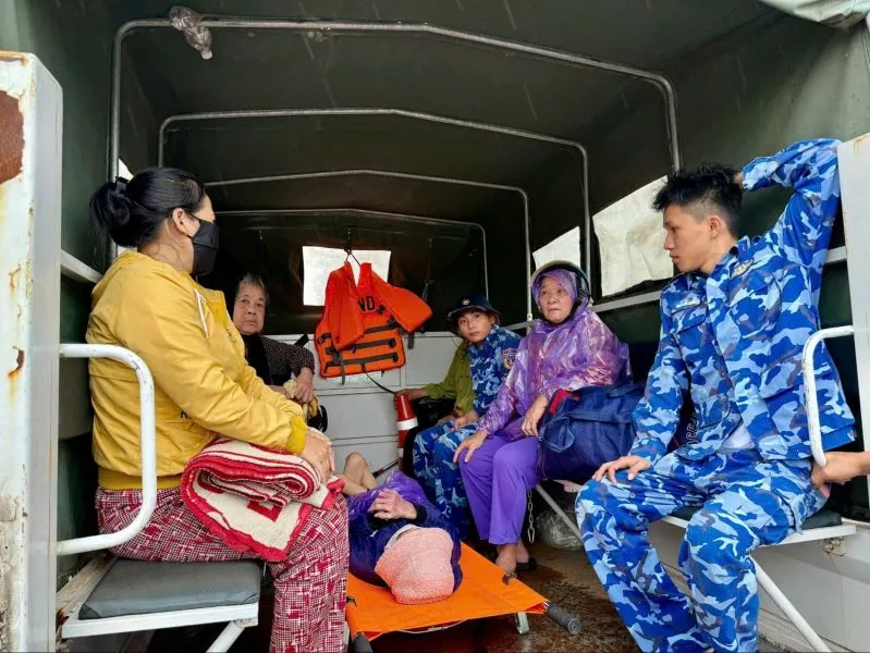 Người dân được đưa vào ký túc xá. Ảnh: NGUYỄN YÊN