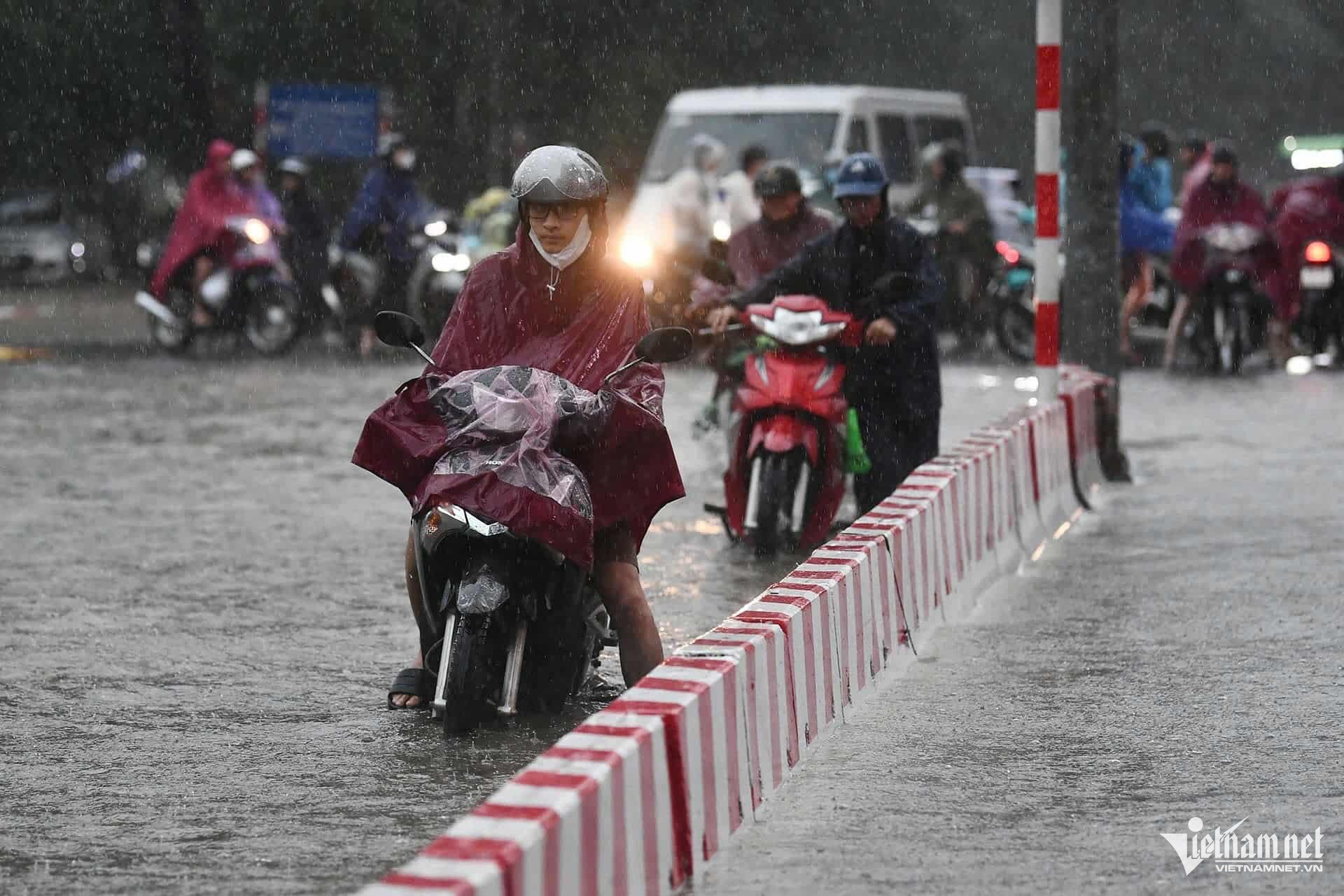 Ngập sâu 69 điểm khiến Hà Nội lại amp;#34;thất thủamp;#34;, xe chết máy la liệt trên các phố - 26