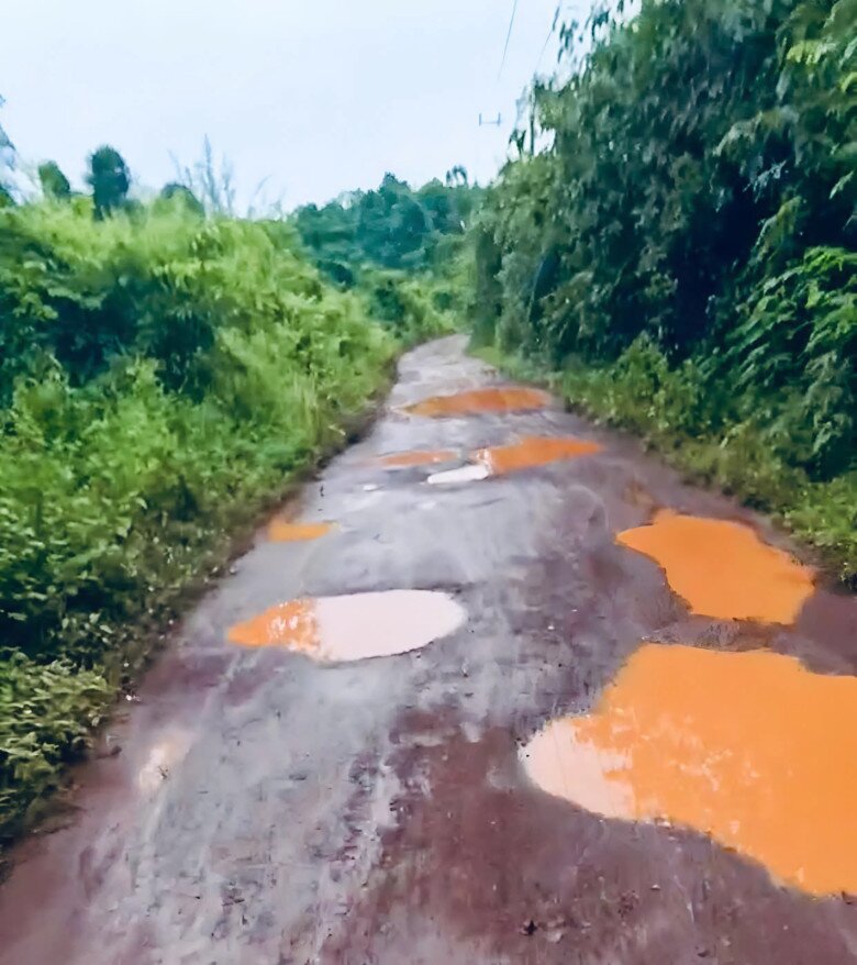 Mỗi ngày, cô Nga vượt đường sá vất vả, nhưng vẫn kiên định với sứ mệnh “bám rừng, gieo chữ”
