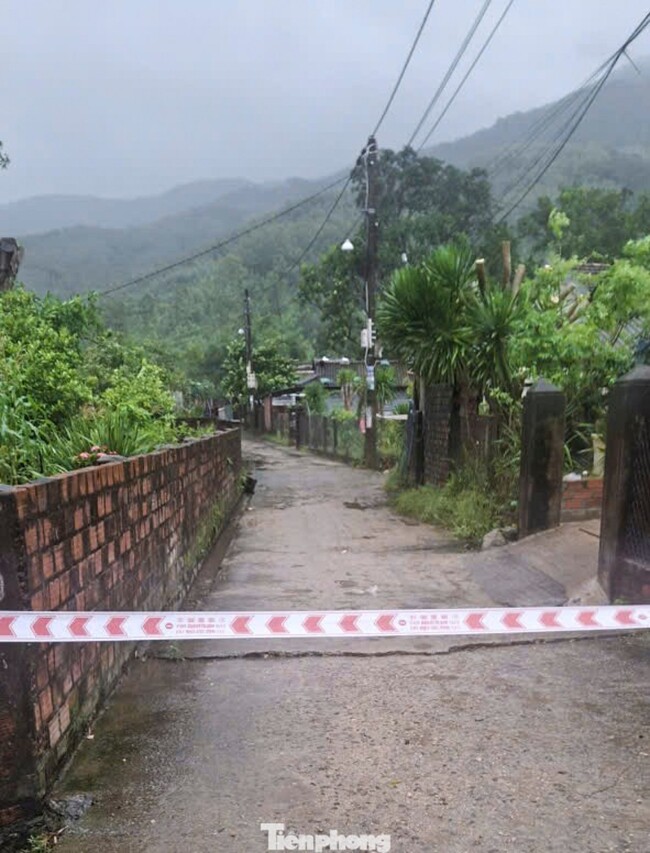 Khu vực núi Cấm ở thôn Chánh Thắng (xã Cát Tiến, tỉnh Gia Lai) được rào chắn, cấm người dân trở về sau khi đã được sơ tán đến nơi an toàn.