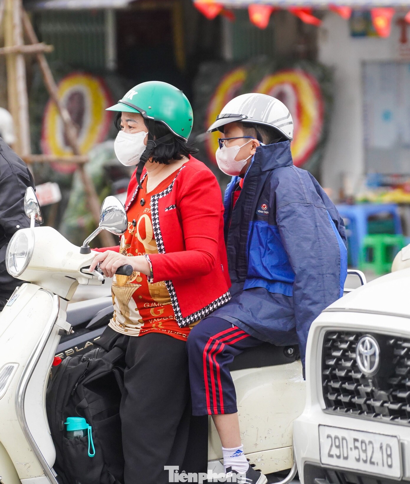 Các em nhỏ đi học được phụ huynh chuẩn áo ấm với mũ trùm đầu, một số phụ huynh còn khoác thêm áo mưa cho con khi di chuyển trên đường.