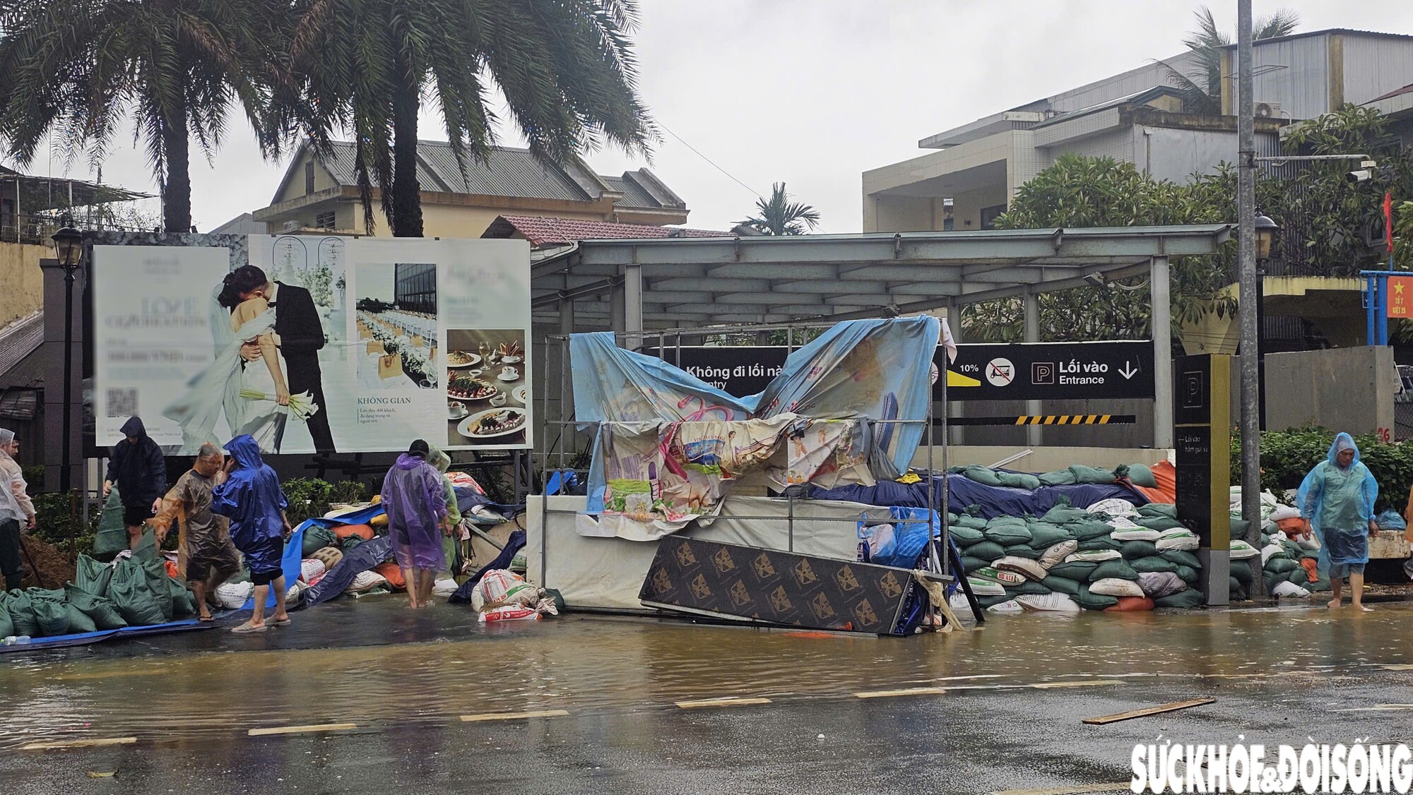 Ở các tầng hầm trung tâm thương mại, siêu thị nước lũ tràn vào. Đơn vị quản lý huy động máy bơm để hút nước ra ngoài, tuy nhiên lượng nước còn lại rất lớn.