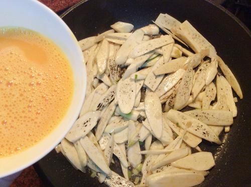 Loại củ được ví như amp;#34;sâm trong nướcamp;#34; xưa mọc dại không ai lấy nay là đặc sản nổi tiếng của Ninh Bình, bán 50.000 đồng/bó - 7