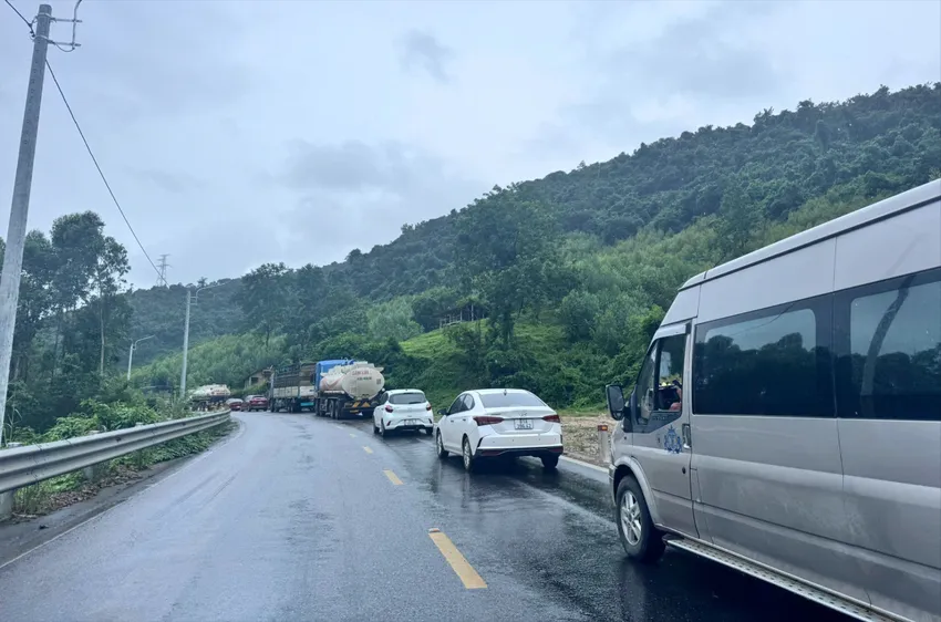 Bão số 13 gây nhiều thiệt hại, hàng trăm cuộc gọi cầu cứu, chính quyền túc trực xuyên đêm ứng phó - 43