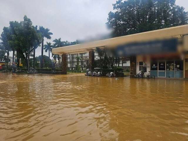 Miền Trung lại mưa rất lớn do bão số 13 đổ bộ.