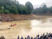 Tin tức - Cầu bị lũ cuốn trôi, hơn 200 học sinh và giáo viên phải ngồi thuyền vượt suối đến trường