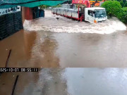 Tin tức - Phẫn nộ tài xế lao xe trong mưa ngập, suýt cán trúng người đi bộ ở Hà Nội