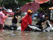 Tin tức - Ngập sâu 69 điểm khiến Hà Nội lại "thất thủ", xe chết máy la liệt trên các phố