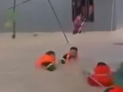 Tin tức - VIDEO: Gia đình gồm nhiều trẻ em, người già mắc kẹt giữa nước lũ chảy xiết