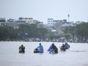 Tin tức - Vì sao thời tiết Hà Nội lại có mưa lớn xối xả, gây ngập diện rộng?