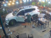 Tin tức - Ô tô 7 chỗ lao thẳng vào quán nhậu khiến 2 người thương vong