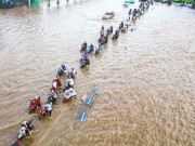 Tin tức - Xe máy "rẽ sóng" giữa phố, tìm đường lên cao tốc tránh ngập tại Hà Nội