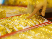 Tin tức - Giá vàng miếng SJC lên 143,6 triệu đồng/lượng, cửa hàng vàng ra thông báo quan trọng