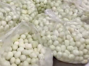 Phụ huynh Hà Nội phát hiện thịt, trứng cút bốc mùi tuồn vào trường học