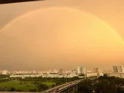 Tin tức - Bầu trời Hà Nội vàng rực kỳ lạ, xuất hiện cầu vồng từ sáng sớm