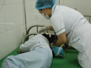 Sức khỏe - Bé gái nghi bị bố dượng bạo hành ở Hà Tĩnh phải khâu 7 mũi, có 3 vết thương ở đầu