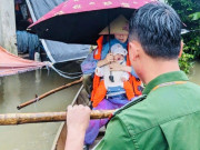 Tin tức - Chạy lũ chỉ kịp ôm con, còn lại để mặc cho nước cuốn trôi