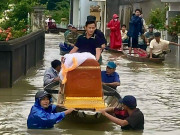 Tin tức - Xúc động hình ảnh người dân lội lũ di quan cụ ông chờ an táng