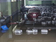 Tin tức - Hàng loạt ô tô, xe máy bị nhấn chìm trong bùn đất, xe cứu hộ "đắt sô"