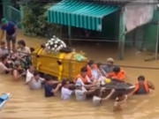 Tin tức - Khoảnh khắc xé lòng: Dùng ghe đưa linh cữu vượt nước lũ ở Hội An