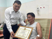 Tin tức - Khen thưởng 2 người hùng lao ra biển cứu người giữa sóng gió ở Lý Sơn