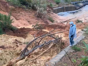 Tin tức - Sạt lở hàng ngàn mét khối đất, Quốc lộ 24 bị chia cắt