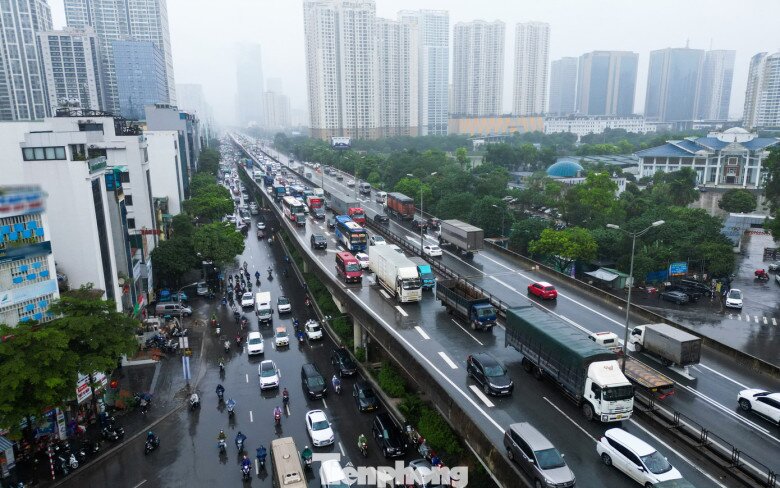 Sáng 31/10, không khí lạnh tăng cường khiến Hà Nội xuất hiện mưa rải rác, nhiệt độ giảm xuống còn 21–23 độ. Mưa phùn và sương mờ bao phủ khiến việc di chuyển của người dân Thủ đô gặp nhiều khó khăn.