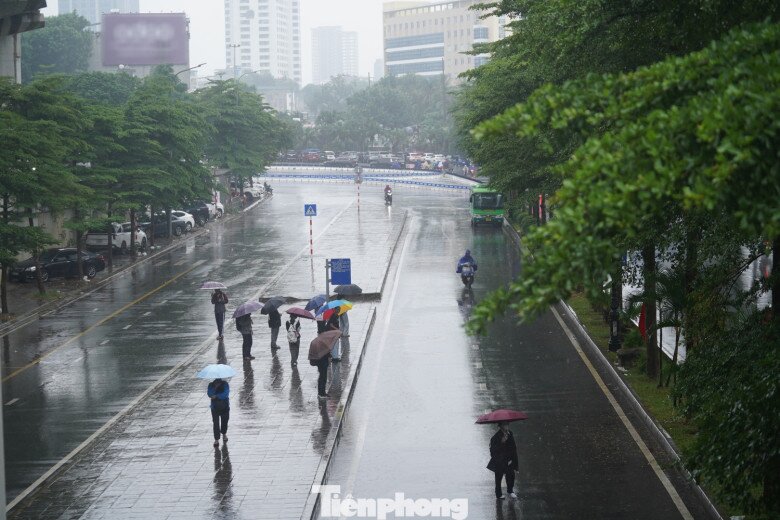 Mưa phùn và sương mù bao phủ, nhiều tuyến phố Hà Nội ùn tắc từ sáng đến trưa - 3